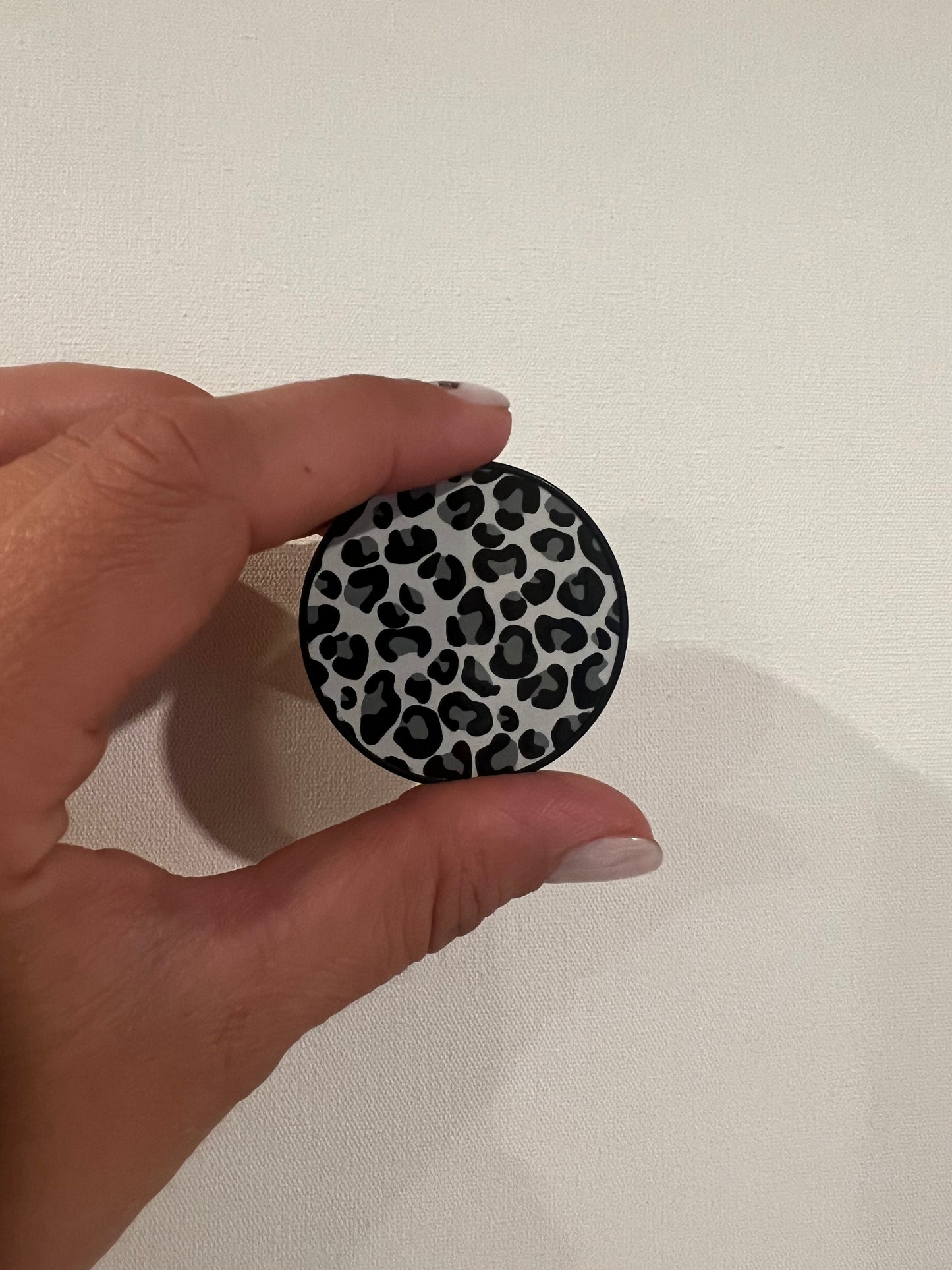 Gray Leopard Pop Socket